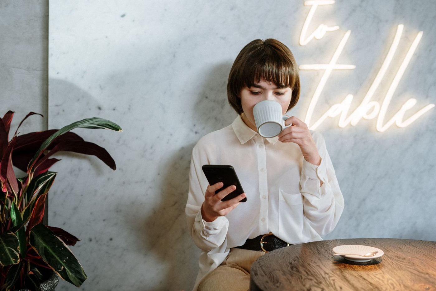 Lecture d’avis clients sur un téléphone