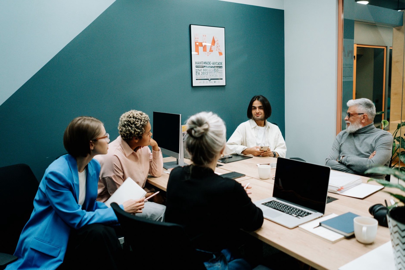 Réunion de travail autour d’une table