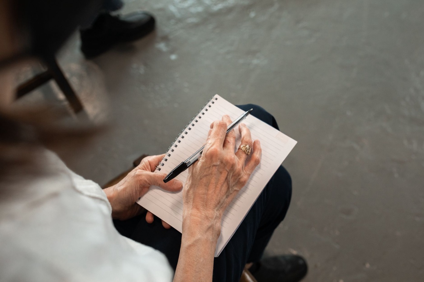 Personne qui prend des notes pour planifier