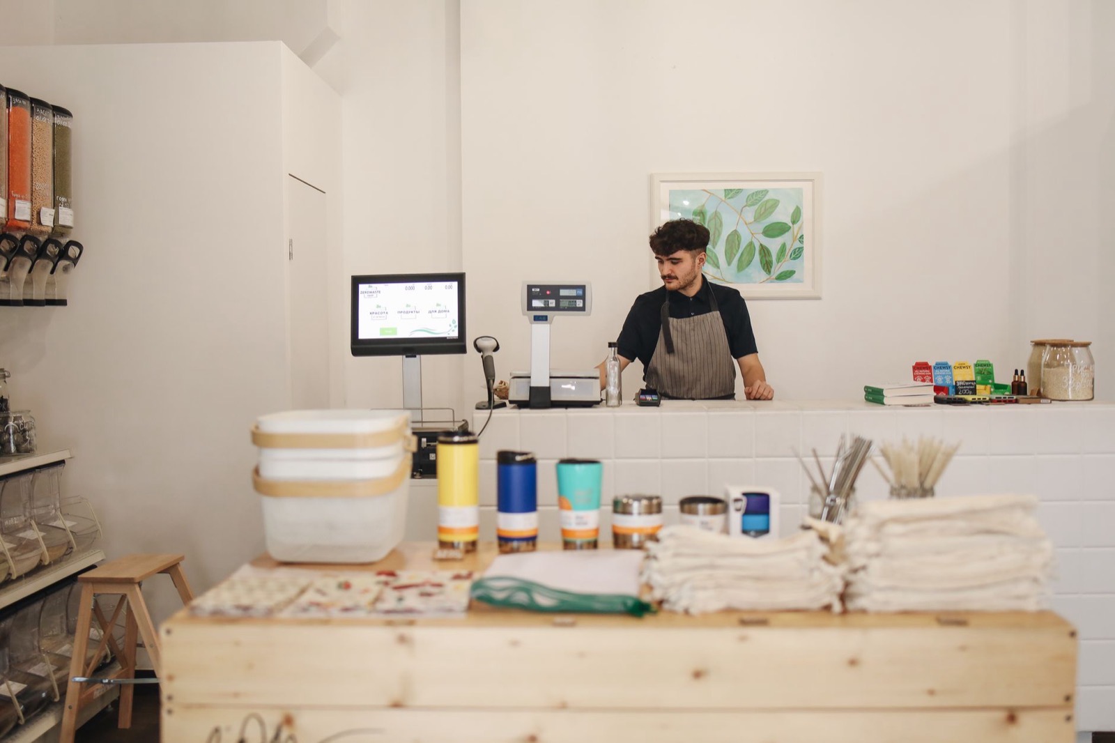 Un gérant de boutique vérifie sa réputation en ligne sur son ordinateur
