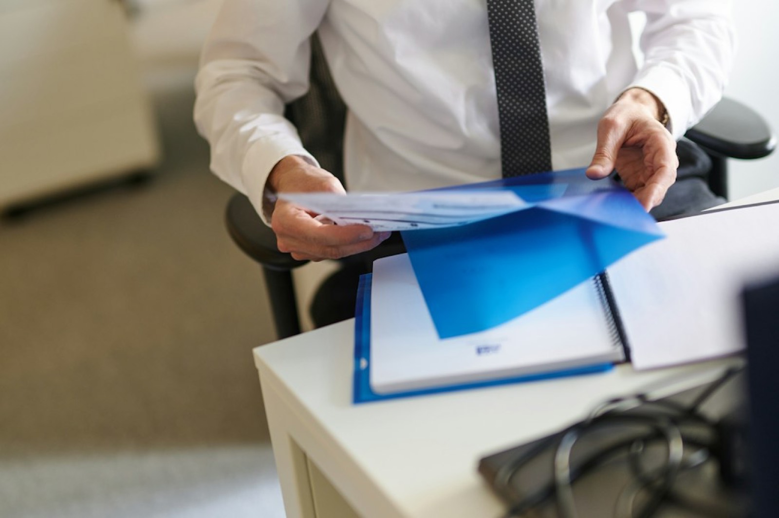 Juriste examinant une clause contractuelle de netlinking