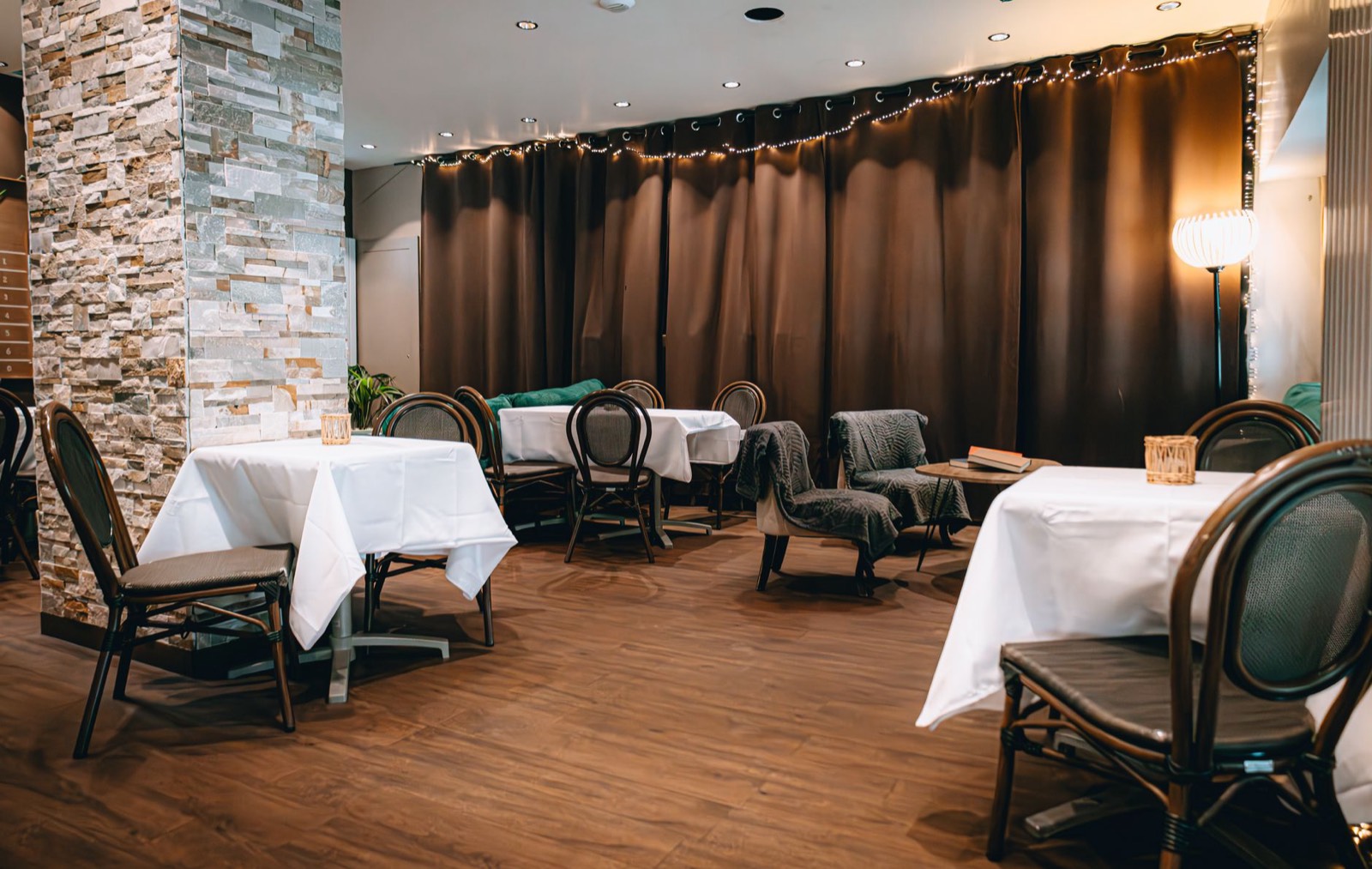 Salle de bistrot dressée avec ses tables avant le service du soir